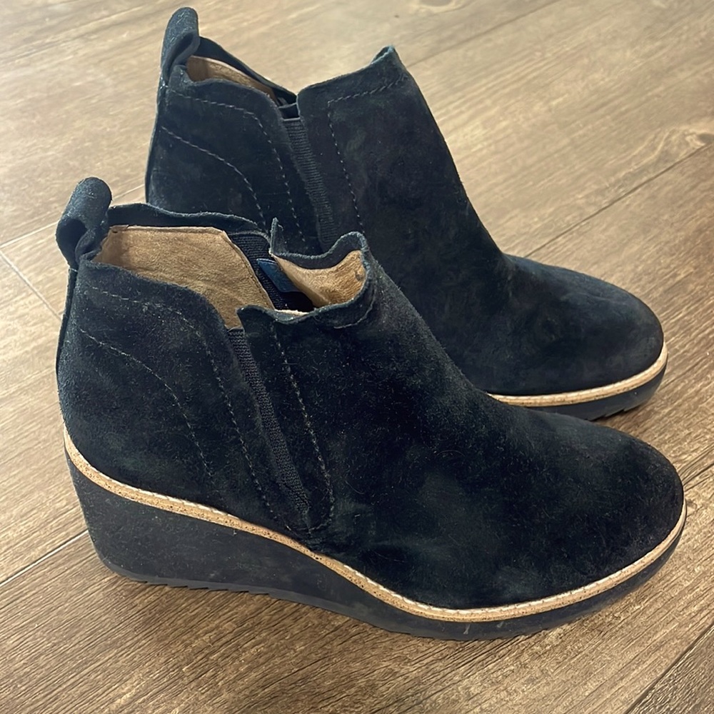 Like new Sofft suede Emeree wedge! Worn once!